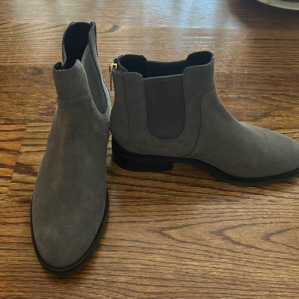 Women’s Size 7.5 Gray Suede Booties